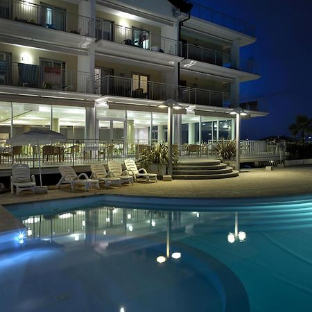 Апарт отель Casa Del Mar Розето-дельи-Абруцци Экстерьер фото