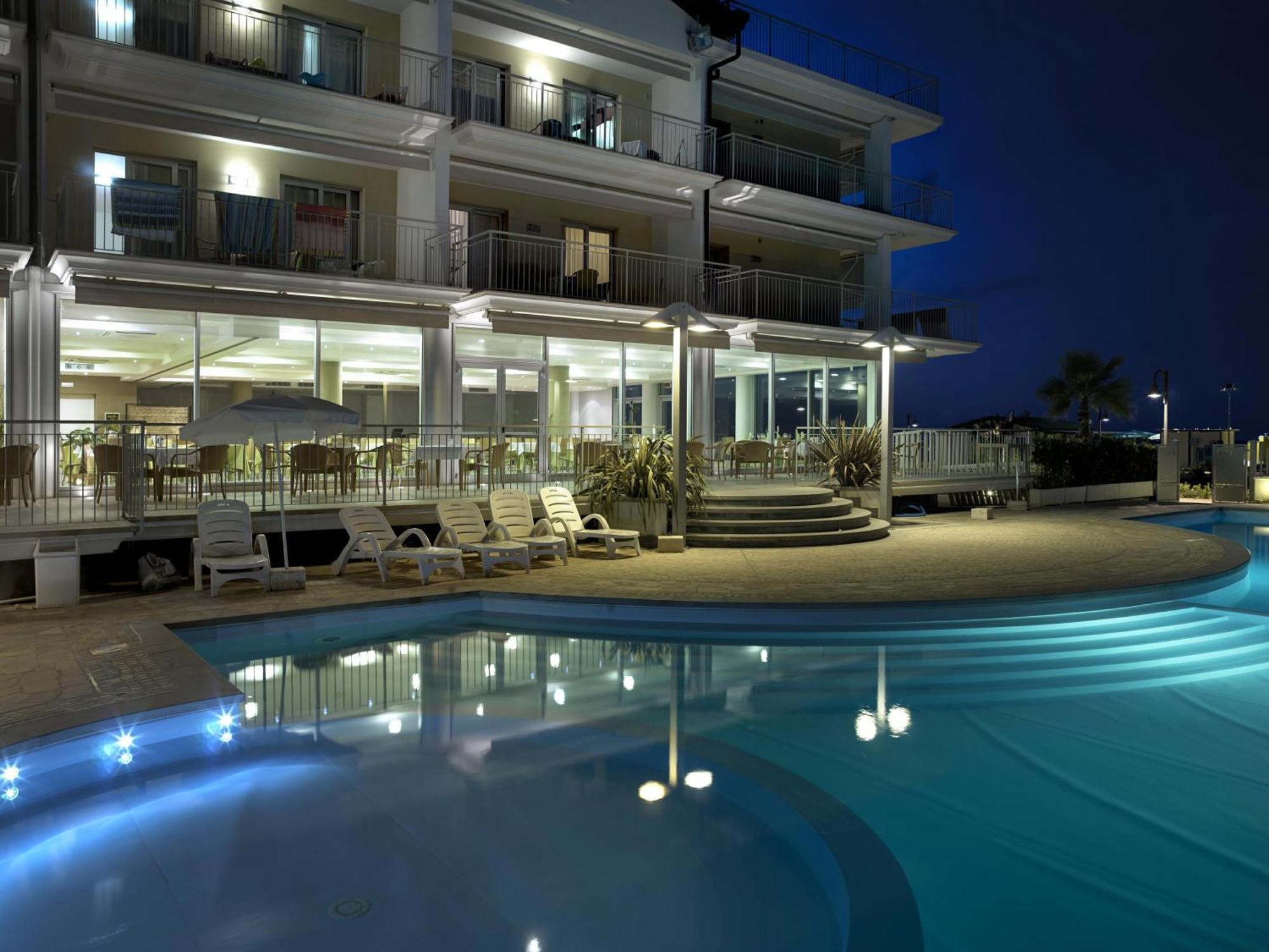 Апарт отель Casa Del Mar Розето-дельи-Абруцци Экстерьер фото